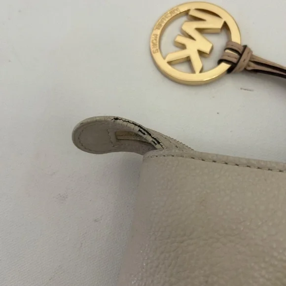 Michael Kors Jet Set Soft Leather Tote in Stone/Ecru w/Tan straps & Gold accents - Picture 11 of 16